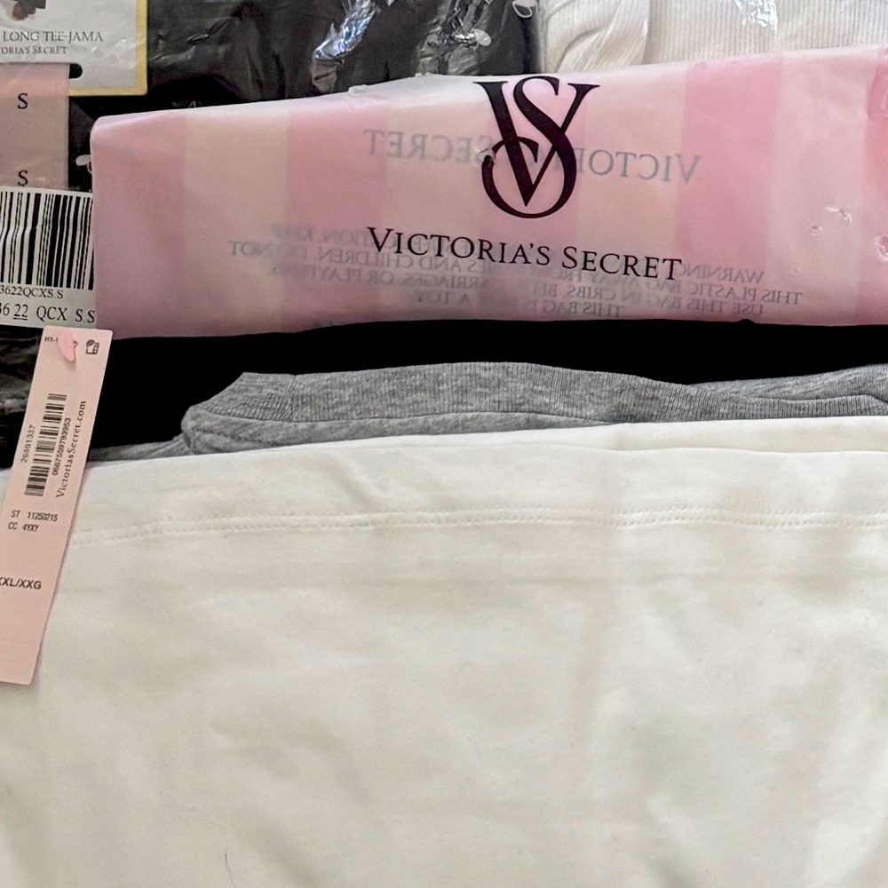 Victoria Secret 3 pack perfect tee
Brand new
1 White
1 Black
1 Grey